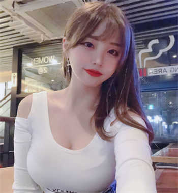 妈妈跟自己的孩子打扑克